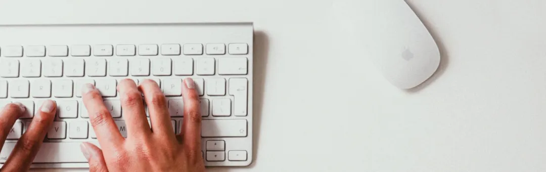 une personne qui tape sur clavier